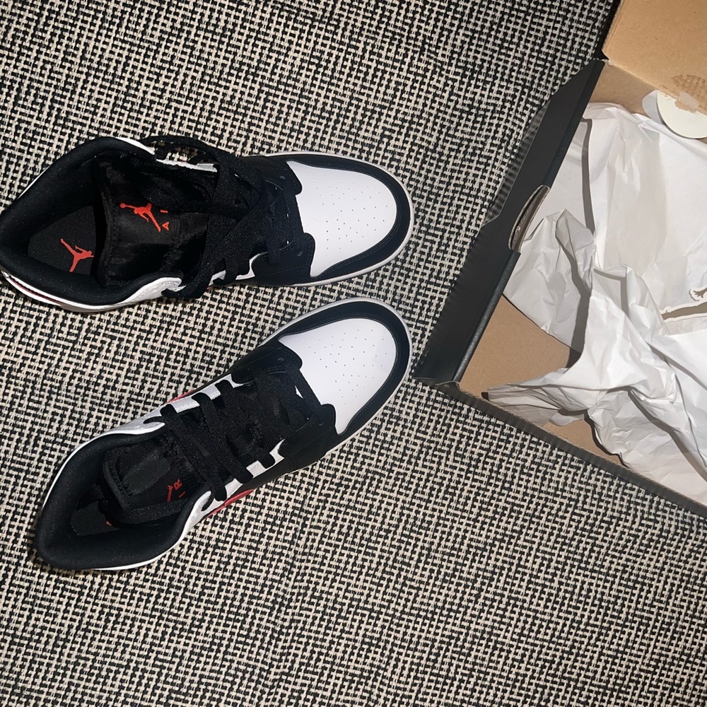 AIR JORDAN 1 LOW (GS)
Color: WHITE/GYM RED-BLACK
BLANC/NOIR/ROUGE GYM
Size: 6